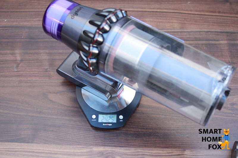 Der Dyson V11 Outsize wird gewogen